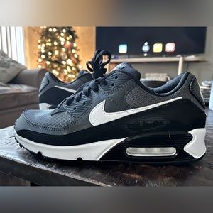 LIKE NEW Nike Air Max 90 black size 9 mens.  wore once for a indoor wedding.